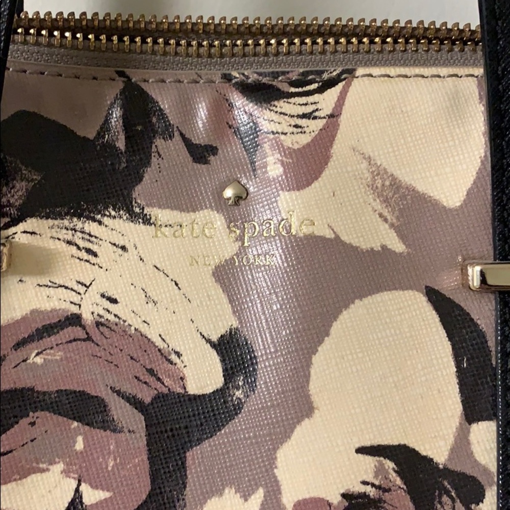 Black and white floral Kate Spade crossbody - Picture 2 of 7